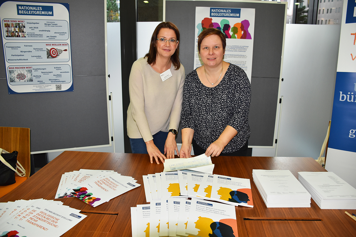 NBG-Infostand auf der Statuskonferenz Endlagerung (14.-15.11.2019 / Berlin) (Quelle: Aygül Cizmecioglu) NBG-Infostand auf der Statuskonferenz Endlagerung (14.-15.11.2019 / Berlin)