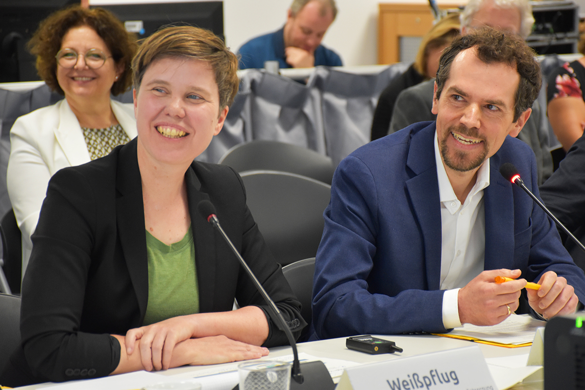 Maike Weißpflug und Christian Schwöbel, Referenten vom Bundesamt für die Sicherheit der nuklearen Entsorgung/BASE (85. NBG-Sitzung, 17.5.2024/Berlin-Online) (Quelle: Aygül Cizmecioglu) Maike Weißpflug und Christian Schwöbel, Referenten vom Bundesamt für die Sicherheit der nuklearen Entsorgung/BASE (85. NBG-Sitzung, 17.5.2024/Berlin-Online)