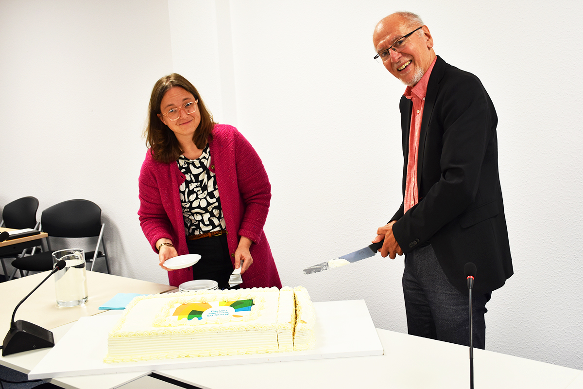 Anschnitt Jubiläumstorte (100. NBG-Sitzung, 14.10.2025/Berlin-Online) (Quelle: Aygül Cizmecioglu) Anschnitt Jubiläumstorte (100. NBG-Sitzung, 14.10.2025/Berlin-Online)