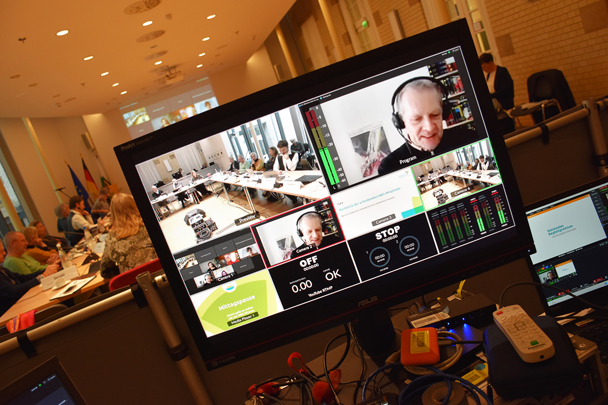 Livestream (102. NBG-Sitzung, 11.12.2025/Berlin-Online) (Quelle: Aygül Cizmecioglu) Livestream (102. NBG-Sitzung, 11.12.2025/Berlin-Online)