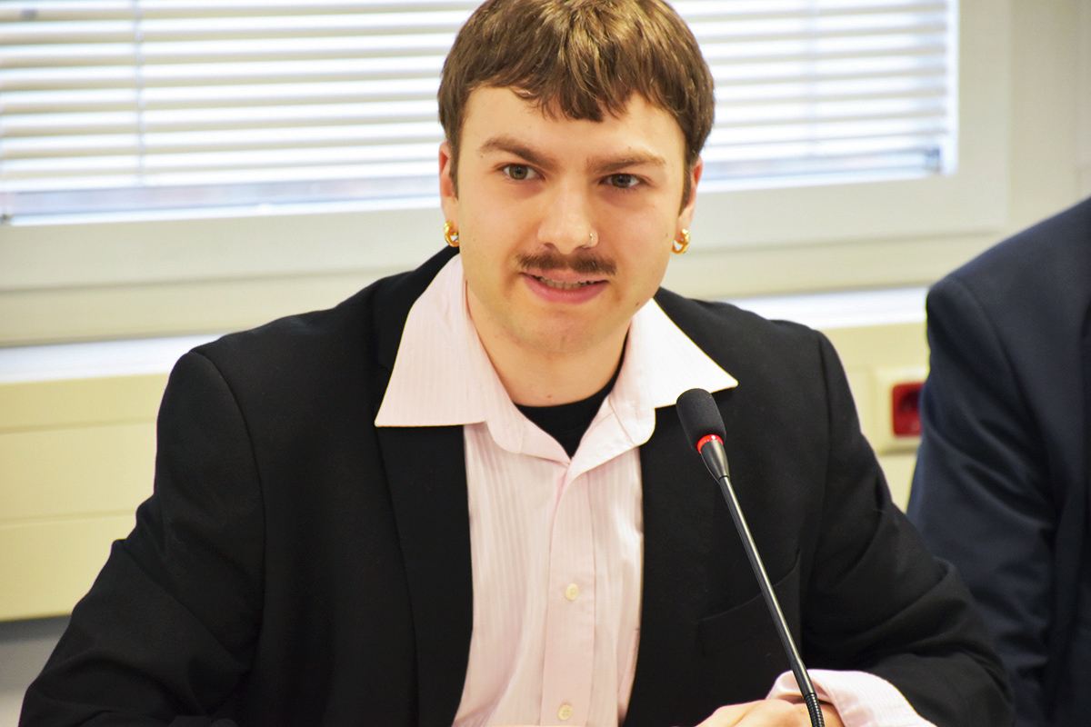 Arnjo Sittig, NBG-Mitglied (104. NBG-Sitzung, 4.2.2026/Berlin-Online) (Quelle: Aygül Cizmecioglu) Arnjo Sittig, NBG-Mitglied (104. NBG-Sitzung, 4.2.2026/Berlin-Online)