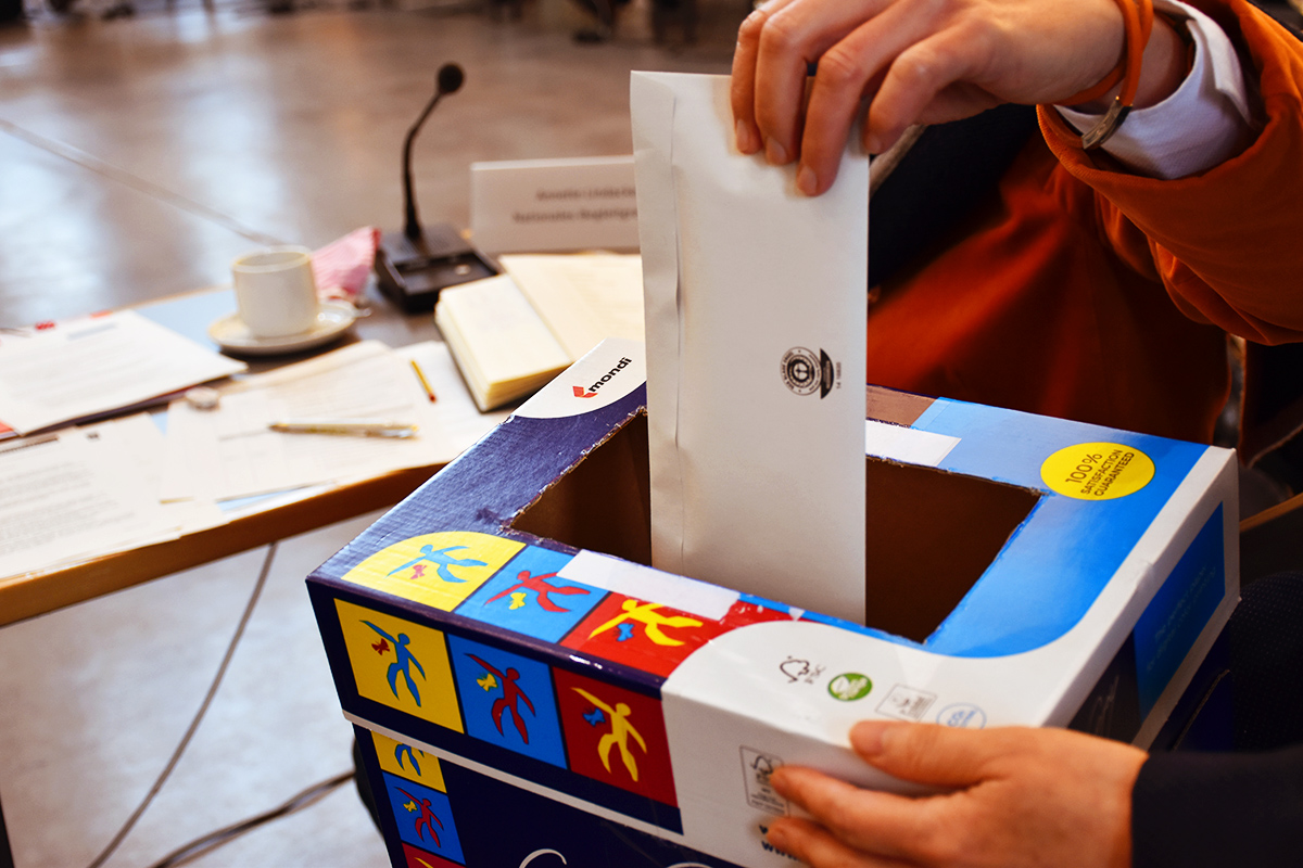 Wahlurne NBG-Vorsitz (38. NBG-Sitzung, 11.05.2020/Berlin) (Quelle: Aygül Cizmecioglu) Wahlurne NBG-Vorsitz (38. NBG-Sitzung, 11.05.2020/Berlin)
