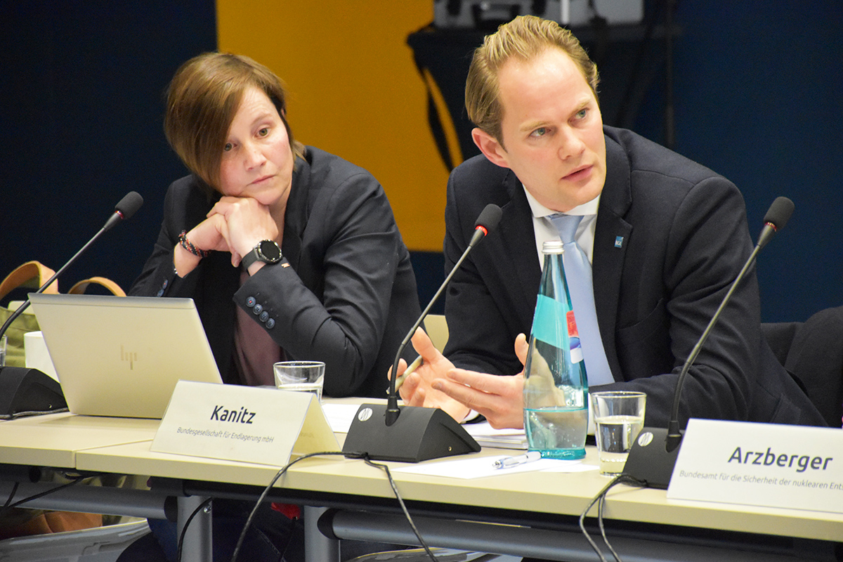 Steffen Kanitz und Lisa Seidel, Bundesgesellschaft für Endlagerung/BGE (69. NBG-Sitzung, 9.12.2022/Berlin-Online) (Quelle: Aygül Cizmecioglu) Steffen Kanitz und Lisa Seidel, Bundesgesellschaft für Endlagerung/BGE (69. NBG-Sitzung, 9.12.2022/Berlin-Online)