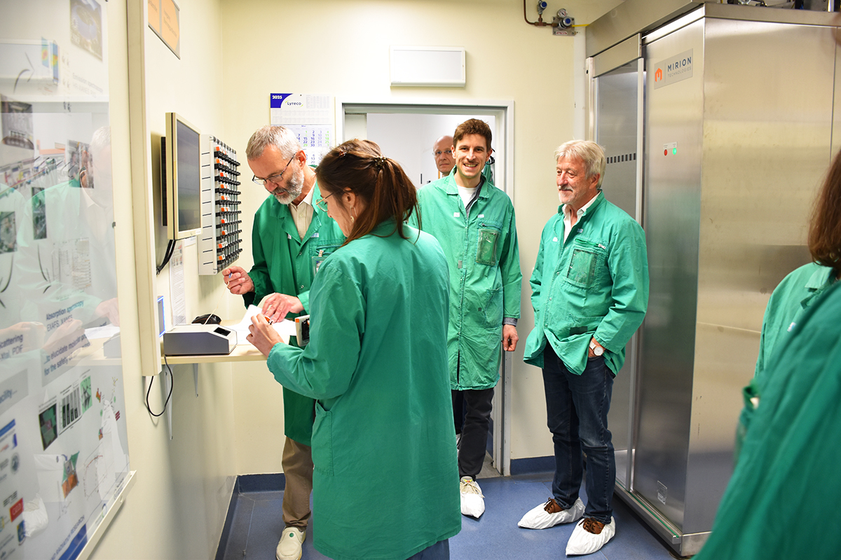 Laborrundgang Helmholtz-Zentrum Dresden-Rossendorf (97. NBG-Sitzung & NBG-Veranstaltung "NBG vor Ort", 17.6.2025/Dresden-Rossendorf) (Quelle: Aygül Cizmecioglu) Laborrundgang Helmholtz-Zentrum Dresden-Rossendorf (97. NBG-Sitzung & NBG-Veranstaltung "NBG vor Ort", 17.6.2025/Dresden-Rossendorf)