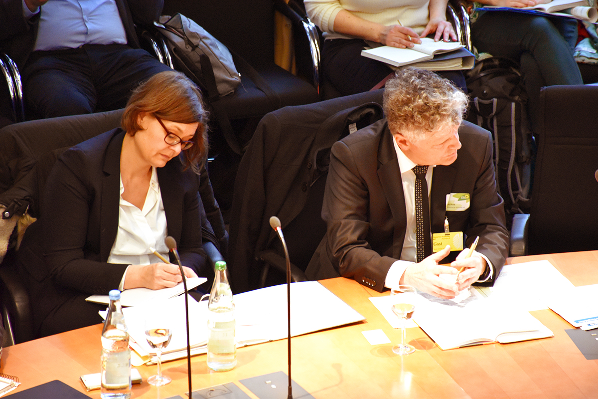 Dr. Peer Hoth und Almut Fischer (Bundeswirtschaftsministerium) beim Fachgespräch zum Regierungsentwurf Geologiedatengesetz im Deutschen Bundestag (27.01.2020/Berlin) (Quelle: Aygül Cizmecioglu) Dr. Peer Hoth und Almut Fischer (Bundeswirtschaftsministerium) beim Fachgespräch zum Regierungsentwurf Geologiedatengesetz im Deutschen Bundestag (27.01.2020/Berlin)