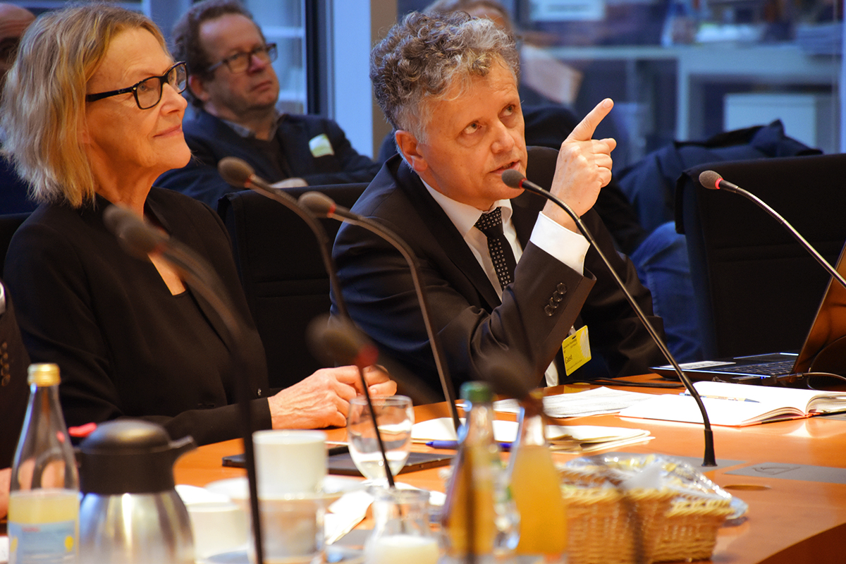 Dr. Peer Hoth (Bundeswirtschaftsministerium) beim Fachgespräch zum Regierungsentwurf Geologiedatengesetz im Deutschen Bundestag (27.01.2020/Berlin) (Quelle: Aygül Cizmecioglu) Dr. Peer Hoth (Bundeswirtschaftsministerium) beim Fachgespräch zum Regierungsentwurf Geologiedatengesetz im Deutschen Bundestag (27.01.2020/Berlin)