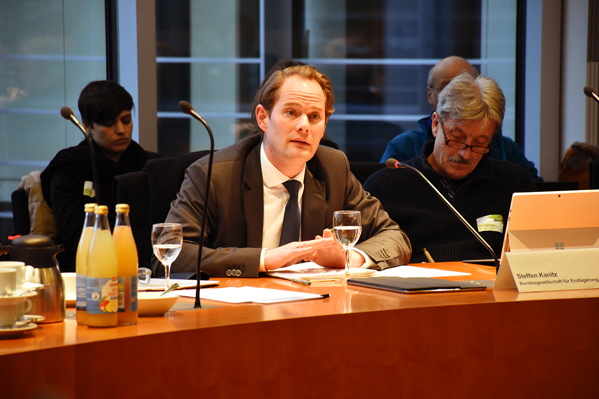 Steffen Kanitz (Bundesgesellschaft für Endlagerung/BGE) beim Fachgespräch zum Regierungsentwurf Geologiedatengesetz im Deutschen Bundestag (27.01.2020/Berlin) (Quelle: Aygül Cizmecioglu) Steffen Kanitz (Bundesgesellschaft für Endlagerung/BGE) beim Fachgespräch zum Regierungsentwurf Geologiedatengesetz im Deutschen Bundestag (27.01.2020/Berlin)