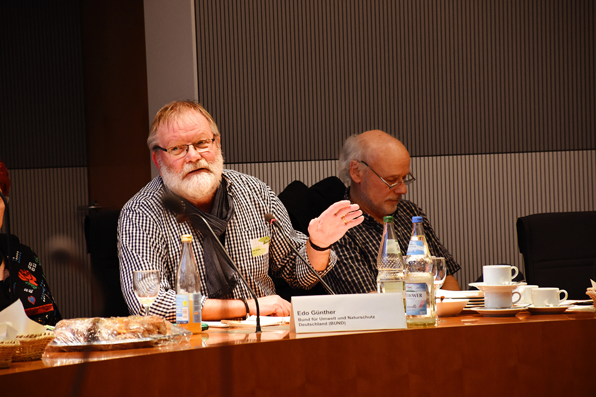 Edo Günther (Bund für Umwelt und Naturschutz Deutschland/BUND) beim Fachgespräch zum Regierungsentwurf Geologiedatengesetz im Deutschen Bundestag (27.01.2020/Berlin) (Quelle: Aygül Cizmecioglu) Edo Günther (Bund für Umwelt und Naturschutz Deutschland/BUND) beim Fachgespräch zum Regierungsentwurf Geologiedatengesetz im Deutschen Bundestag (27.01.2020/Berlin)