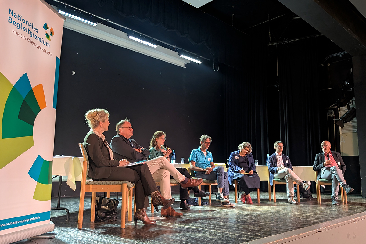 Mehrere Menschen sitzen nebeneinander auf der Bühne. (Quelle: Ellen Boettcher) Mehrere Menschen sitzen nebeneinander auf der Bühne.