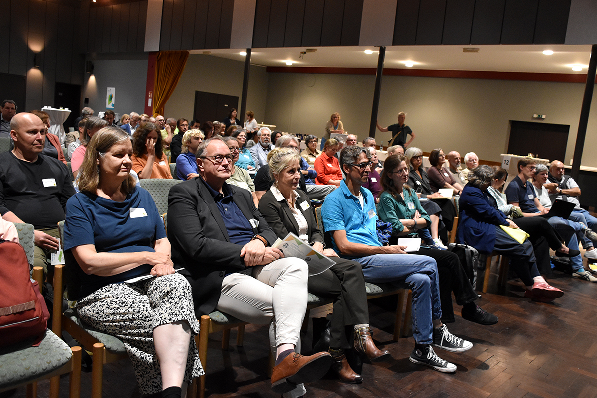 Viele Menschen sitzen im Publikum und schauen auf die Bühne. Darunter auch der im Text zitierte Stephan Wichert-von Holten. (Quelle: Ellen Boettcher) Viele Menschen sitzen im Publikum und schauen auf die Bühne. Darunter auch der im Text zitierte Stephan Wichert-von Holten.