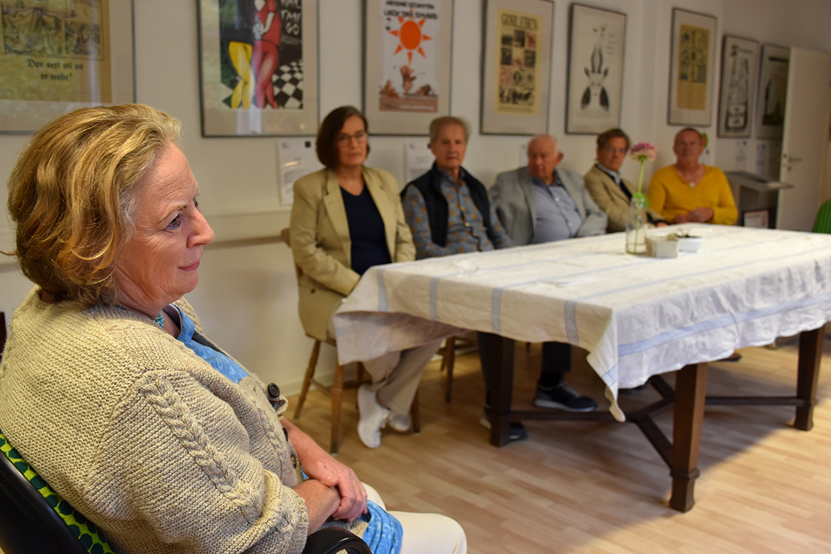 Birgit Huneke sitzt in einer Runde mit Mitgliedern des NBG. (Quelle: Ellen Boettcher) Birgit Huneke sitzt in einer Runde mit Mitgliedern des NBG.