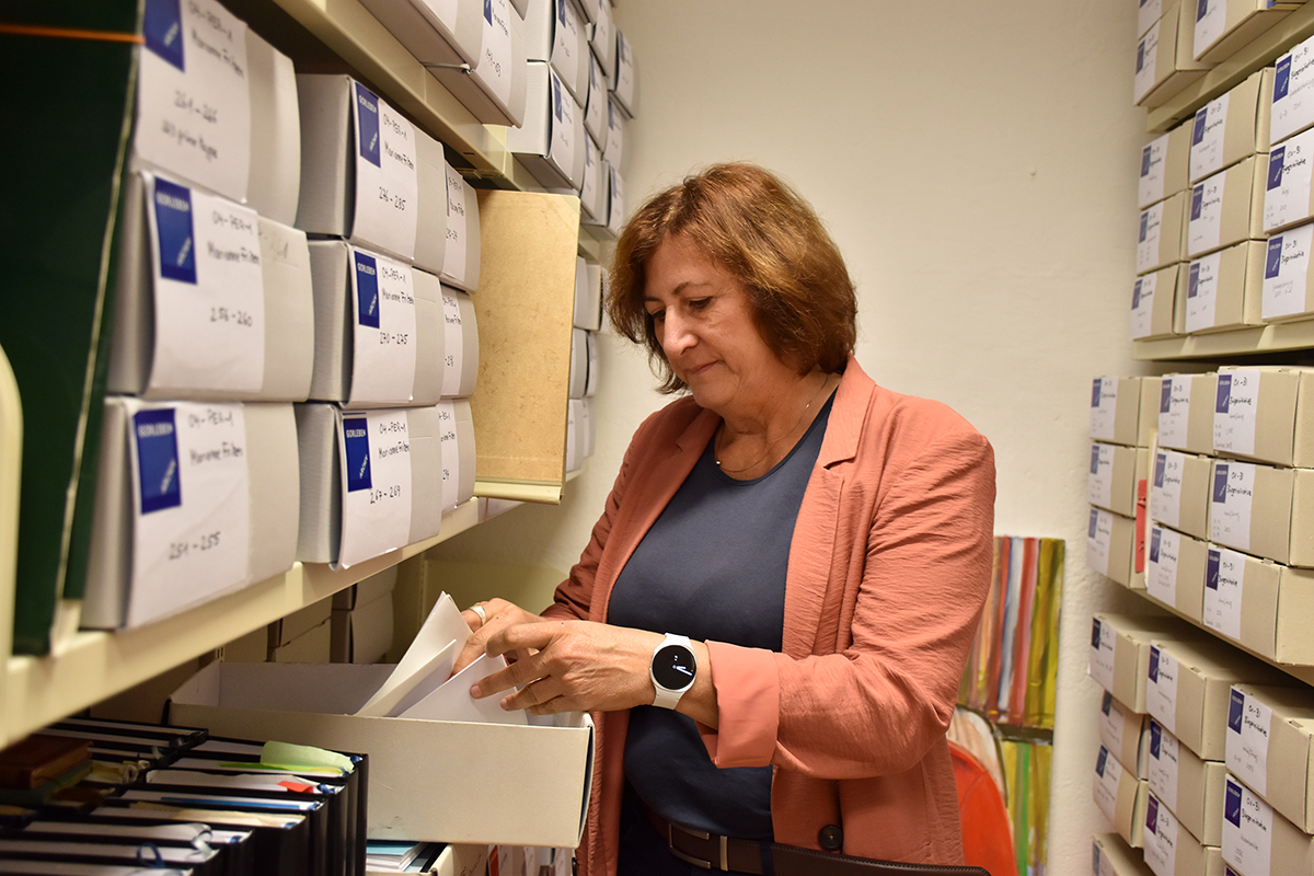 NBG-Mitglied Marion Durst blättert durch Unterlagen im Gorleben-Archiv. (Quelle: Ellen Boettcher) NBG-Mitglied Marion Durst blättert durch Unterlagen im Gorleben-Archiv.