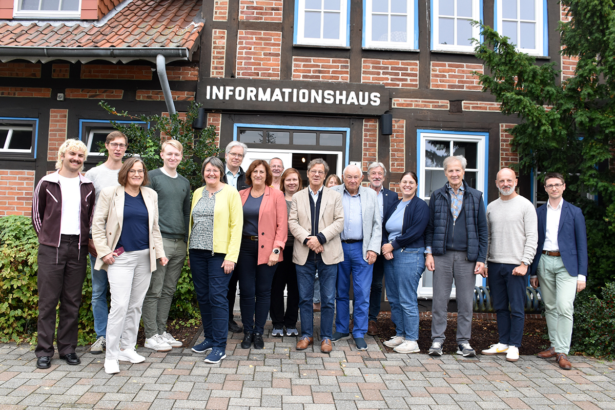 Gruppenfoto einer Menschenmenge vor einem Backsteinhaus mit der Aufschrift Informationshaus. (Quelle: Ellen Boettcher) Gruppenfoto einer Menschenmenge vor einem Backsteinhaus mit der Aufschrift Informationshaus.