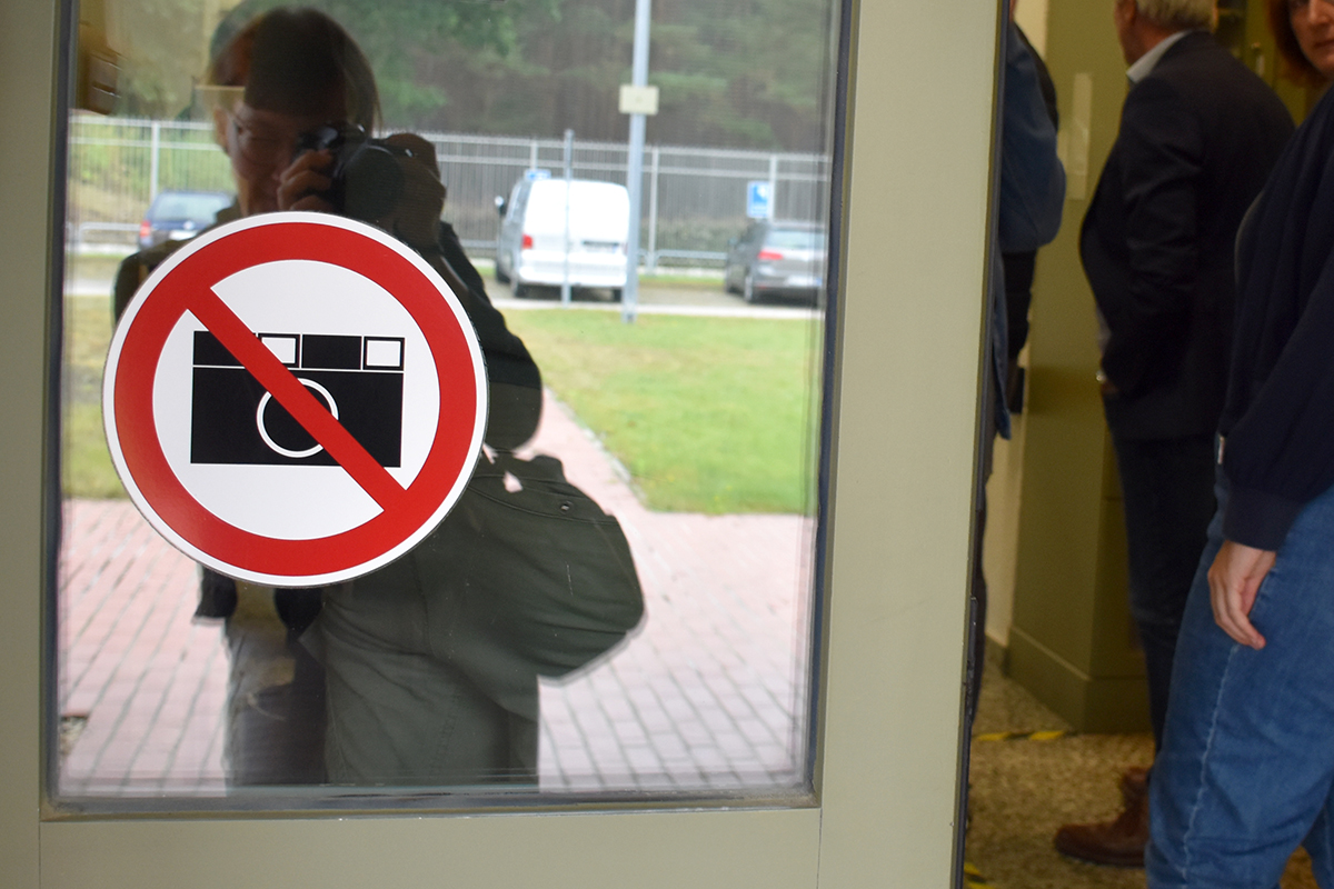 Glastür mit einer durchgestrichenen Kamera als Aufkleber. (Quelle: Ellen Boettcher) Glastür mit einer durchgestrichenen Kamera als Aufkleber.