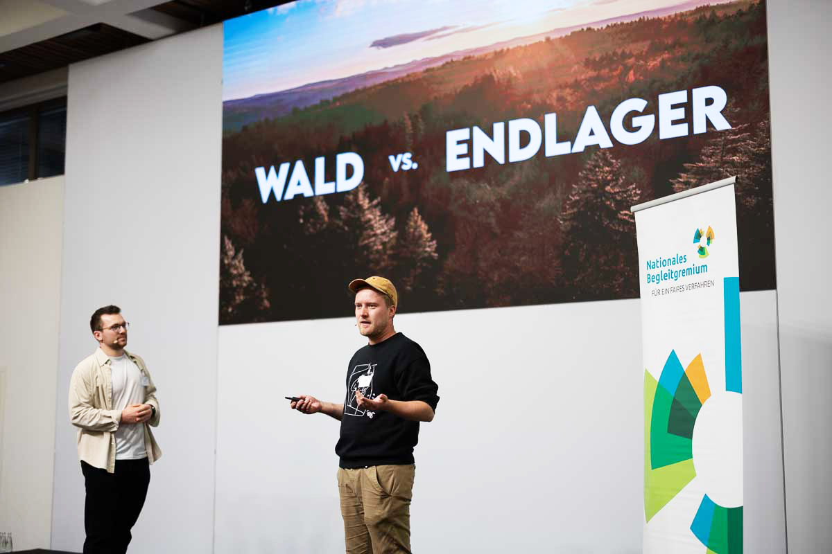 Felix Sahlmann & Jan Hüsing, Forst erklärt (NBG-Veranstaltung "Endlagersuche dauert länger - was nun? Bilanz & Perspektiven", 14.10.2023, Berlin-Online) (Quelle: Bundesfoto/Bernd Lammel) Felix Sahlmann & Jan Hüsing, Forst erklärt (NBG-Veranstaltung "Endlagersuche dauert länger - was nun? Bilanz & Perspektiven", 14.10.2023, Berlin-Online)