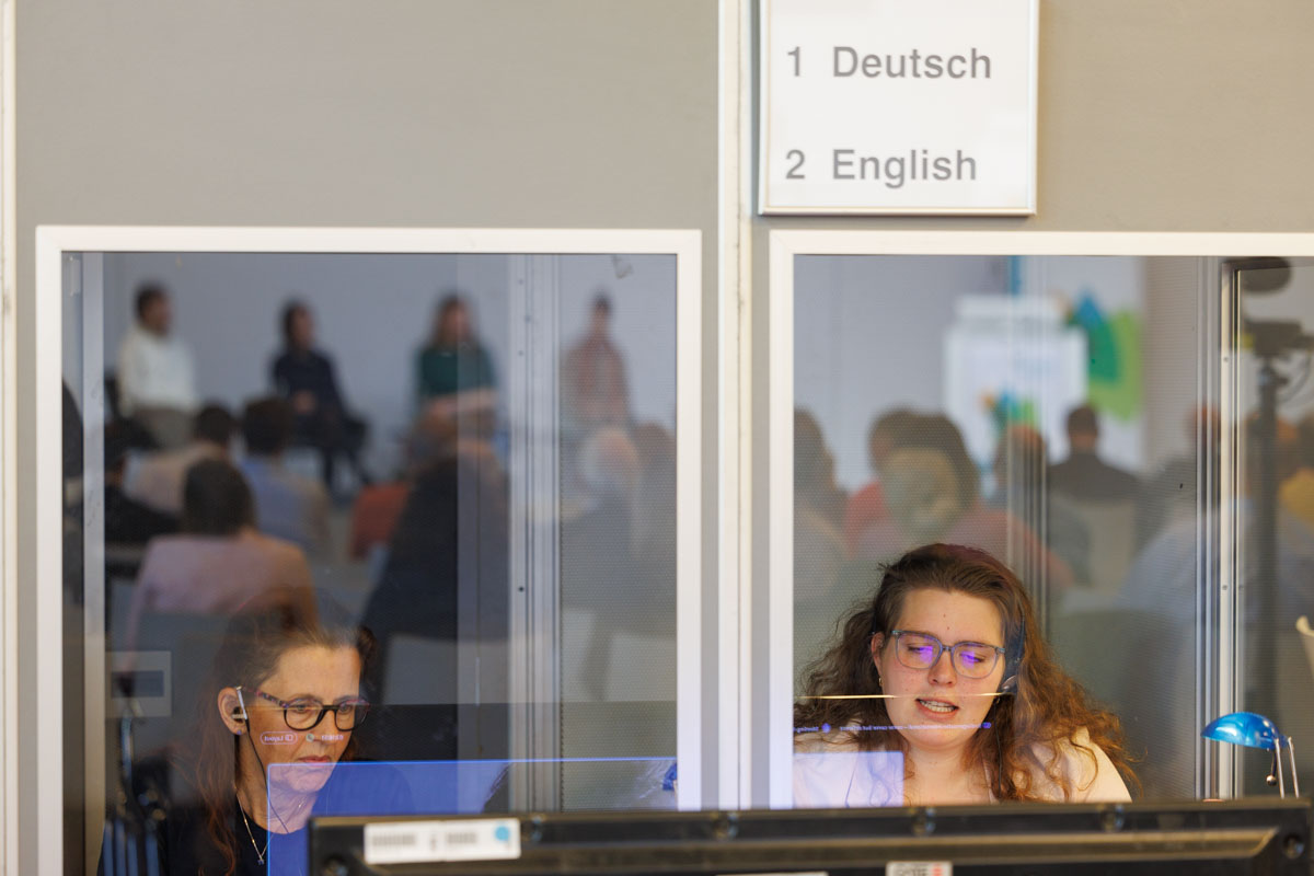 Dolmetscherinnen (NBG-Veranstaltung "Endlagersuche international - same same but different", 12.10.2024, Berlin-Online) (Quelle: Bernd Lammel/Bundesfoto) Dolmetscherinnen (NBG-Veranstaltung "Endlagersuche international - same same but different", 12.10.2024, Berlin-Online)