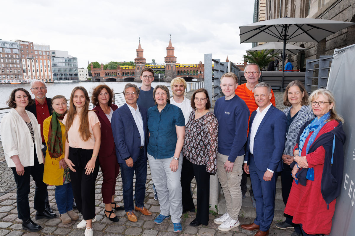 Gruppenfoto (NBG-Veranstaltung "Die Zukunft im Blick: Endlagersuche als Mehrgenerationenaufgabe", 17.5.2025, Berlin) (Quelle: Bernd Lammel/Bundesfoto) Gruppenfoto (NBG-Veranstaltung "Die Zukunft im Blick: Endlagersuche als Mehrgenerationenaufgabe", 17.5.2025, Berlin)