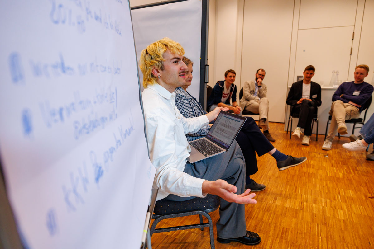 Workshop-Phase am Nachmittag um Arnjo Sittig (NBG-Veranstaltung "Die Zukunft im Blick: Endlagersuche als Mehrgenerationenaufgabe", 17.5.2025, Berlin) (Quelle: Bernd Lammel/Bundesfoto) Workshop-Phase am Nachmittag um Arnjo Sittig (NBG-Veranstaltung "Die Zukunft im Blick: Endlagersuche als Mehrgenerationenaufgabe", 17.5.2025, Berlin)