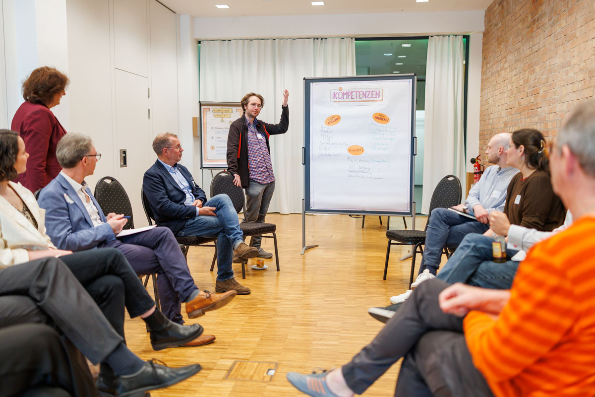 Workshop-Phase am Nachmittag um Marion Durst (NBG-Veranstaltung "Die Zukunft im Blick: Endlagersuche als Mehrgenerationenaufgabe", 17.5.2025, Berlin) (Quelle: Bernd Lammel/Bundesfoto) Workshop-Phase am Nachmittag um Marion Durst (NBG-Veranstaltung "Die Zukunft im Blick: Endlagersuche als Mehrgenerationenaufgabe", 17.5.2025, Berlin)
