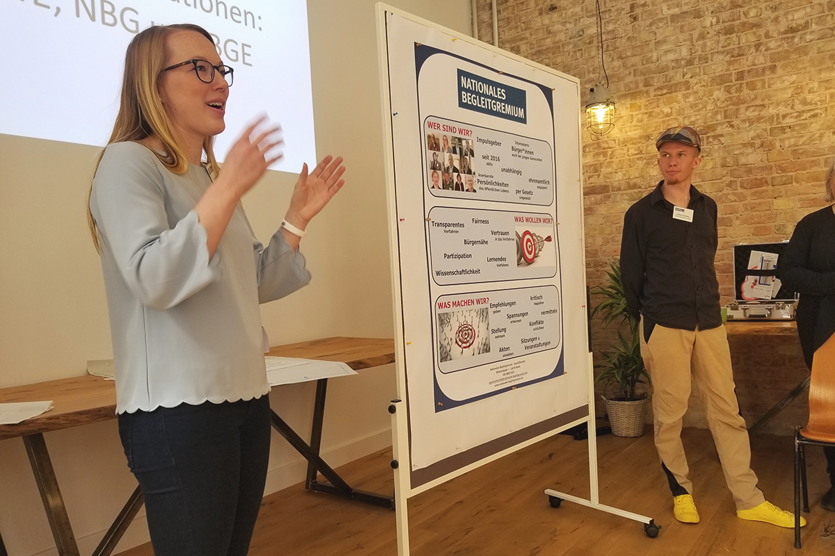 Jorina Suckow und Lukas Fachtan stellen das Nationale Begleitgremium vor  (Vorbereitungstreffen Jugendworkshop 10.05.2019 / Berlin)