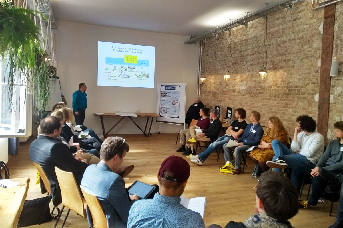 Dr. Ingo Bautz und Dagmar Dehmer (BGE) stellen ihre Institutionen vor (Vorbereitungstreffen Jugendworkshop 10.05.2019 / Berlin) (Quelle: Katharina Scheer/BfE) Dr. Ingo Bautz und Dagmar Dehmer (BGE) stellen ihre Institutionen vor (Vorbereitungstreffen Jugendworkshop 10.05.2019 / Berlin)