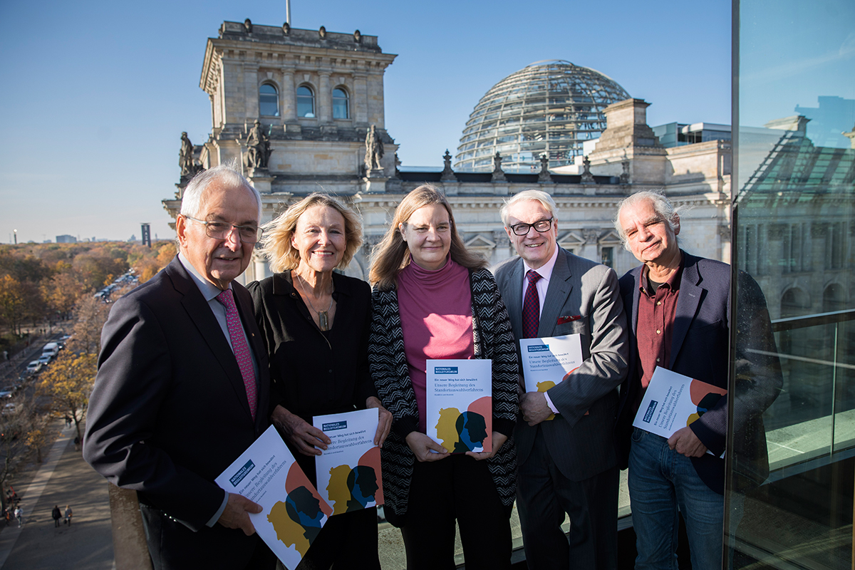 NBG-Vorsitzende mit Bundestagsabgeordneten / Übergabe 2. Tätigkeitsbericht des NBG im Deutschen Bundestag (14.11.2019/Berlin)