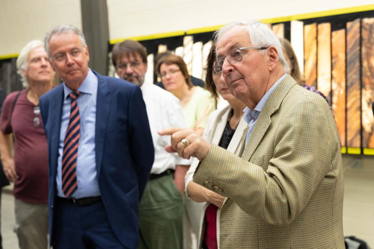 Klaus Töpfer, Vorsitzender des Nationalen Begleitgremiums, stellt bei der BGR-Führung eine Frage (Quelle: Peter-Paul Weiler / Bildkraftwerk) Klaus Töpfer, Vorsitzender des Nationalen Begleitgremiums, stellt bei der BGR-Führung eine Frage