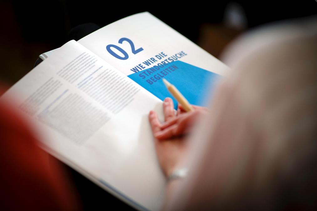 Der 1. Tätigkeitsbericht des Nationalen Begleitgremiums aufgeschlagen (Quelle: Inga Kjer / Photothek) Der 1. Tätigkeitsbericht des Nationalen Begleitgremiums aufgeschlagen