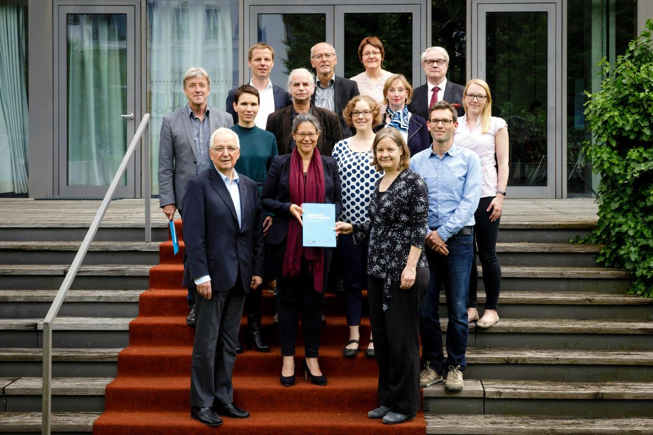 Mitglieder des Nationalen Begleitgremiums zusammen mit Abgeordneten des Deutschen Bundestages (15.5.2018 Berlin) (Quelle: Inga Kjer / Photothek) Mitglieder des Nationalen Begleitgremiums zusammen mit Abgeordneten des Deutschen Bundestages (15.5.2018 Berlin)