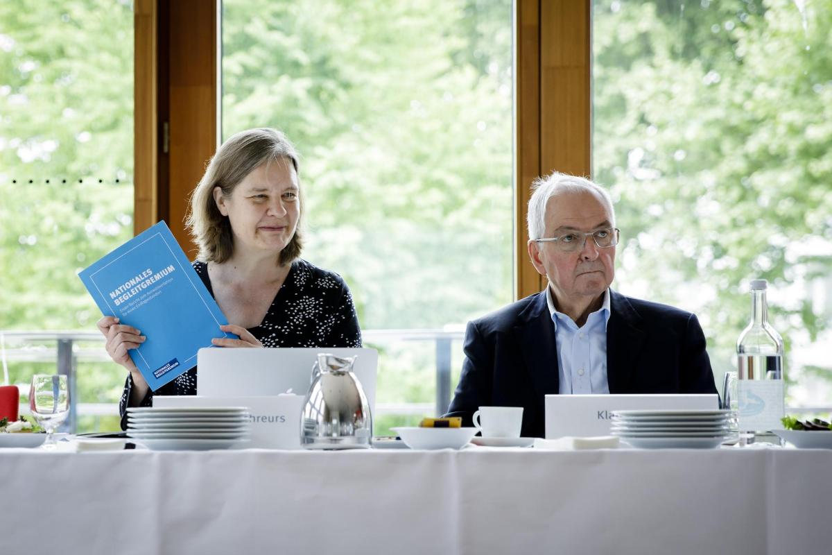 Miranda Schreurs und Klaus Töpfer präsentieren 1. Bericht des Nationalen Begleitgremiums (Quelle: Inga Kjer / Photothek) Miranda Schreurs und Klaus Töpfer präsentieren 1. Bericht des Nationalen Begleitgremiums