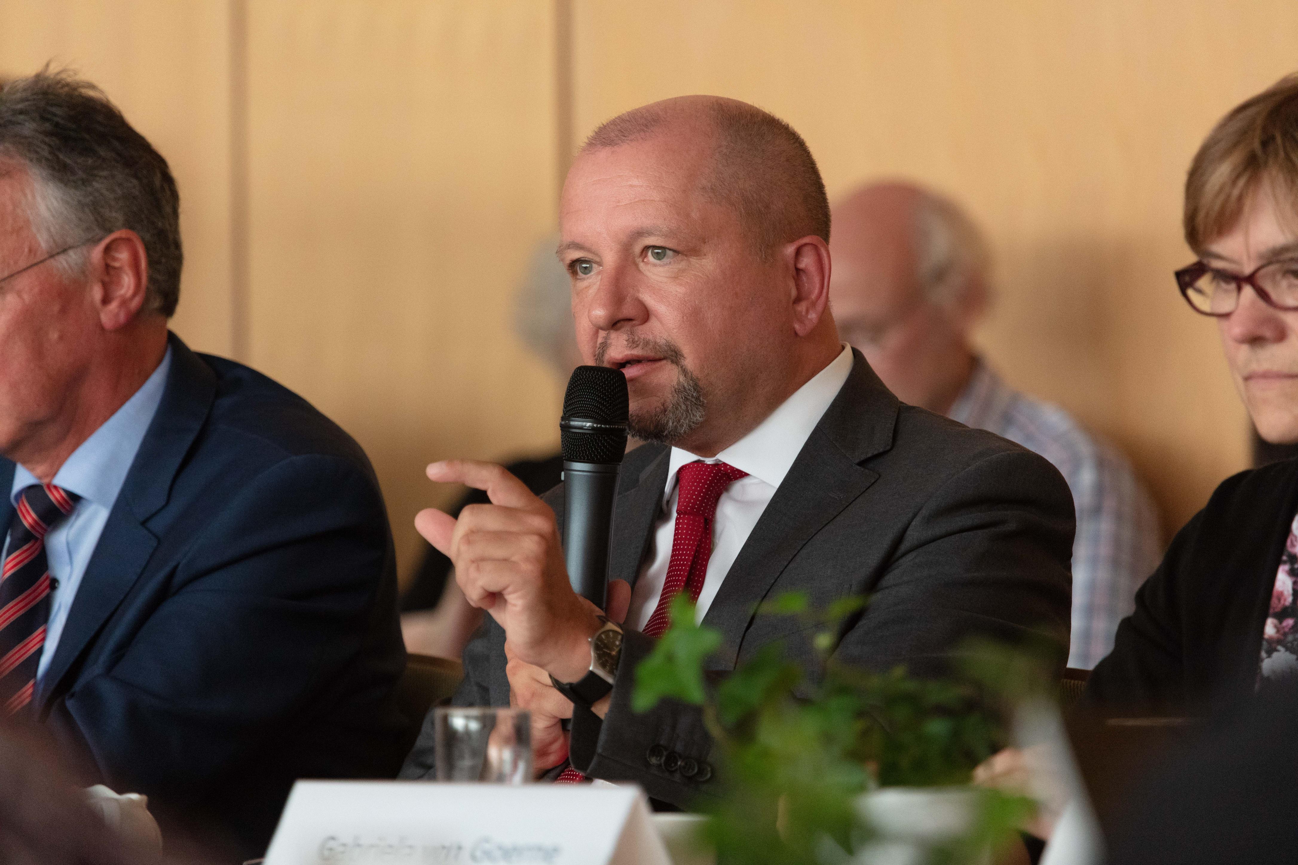 Ralph Watzel, Präsident der Bundesanstalt für Geowissenschaften und Rohstoffe, am Mikrofon (18.09.2018, Hannover)