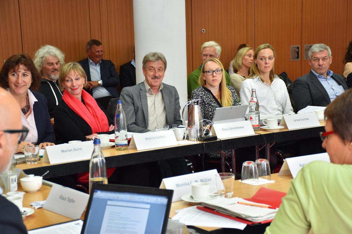 Gruppenbild (22. Sitzung des Nationalen Begleitgremiums 14.11.2018 / Berlin) (Quelle: Aygül Cizmecioglu) Gruppenbild (22. Sitzung des Nationalen Begleitgremiums 14.11.2018 / Berlin)