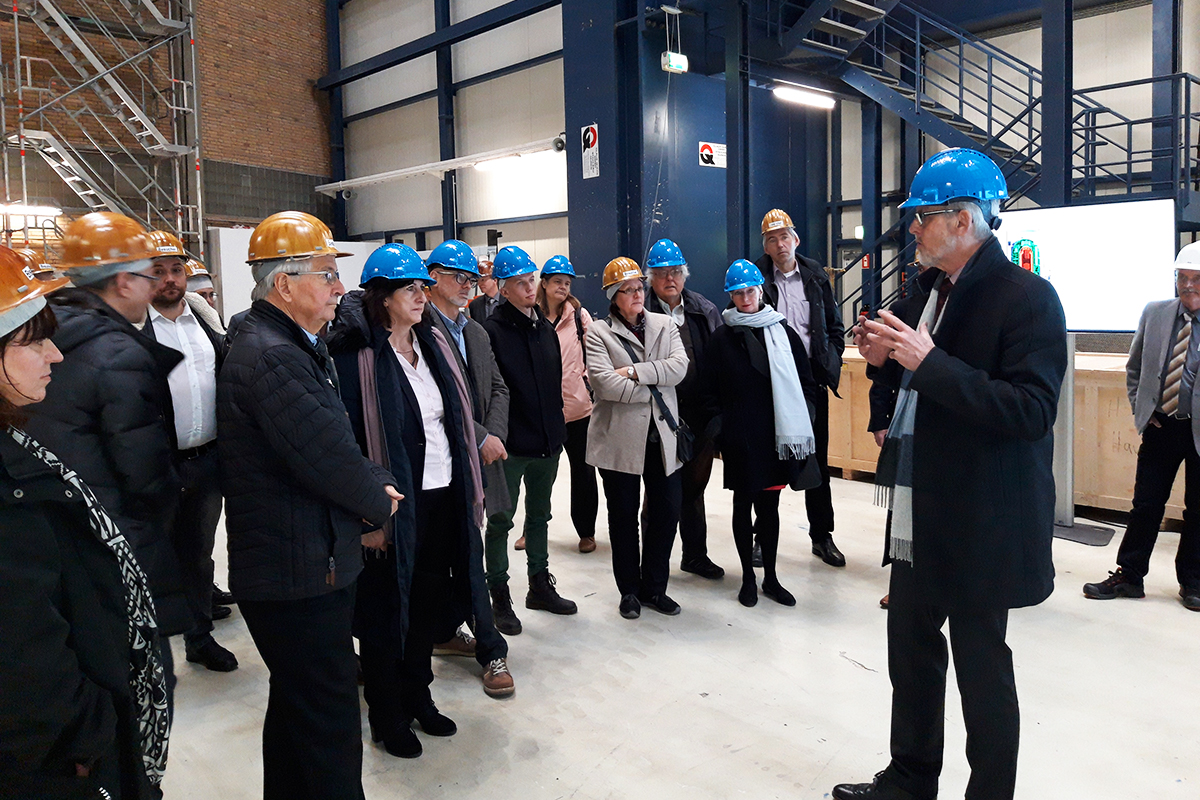 Gruppenfoto Führung Nationales Begleitgremium durch AVR-Halle (26. NBG-Sitzung, 19.2.2019 / Jülich) (Quelle: Carolin Boßmeyer) Gruppenfoto Führung Nationales Begleitgremium durch AVR-Halle (26. NBG-Sitzung, 19.2.2019 / Jülich)