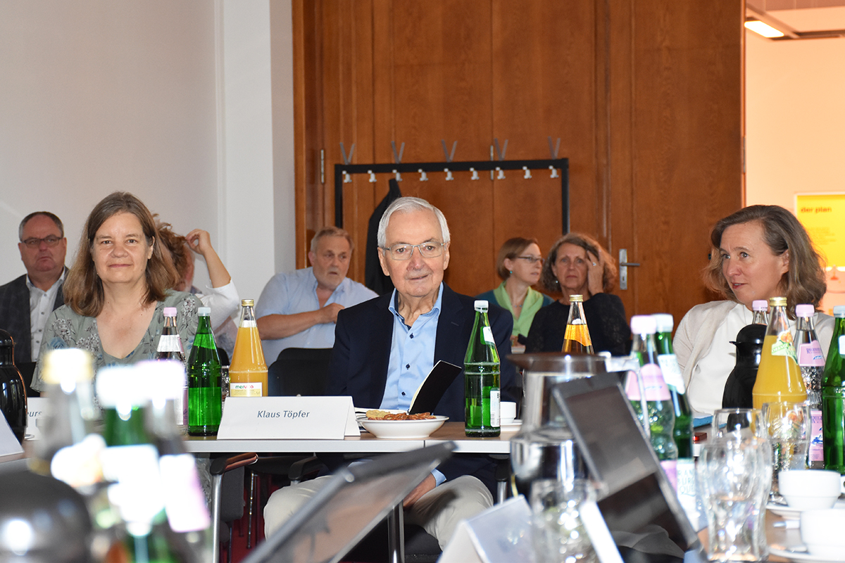 NBG-Vorsitzende Miranda Schreurs und Klaus Töpfer und Silke Albin, BfE-Vizepräsidentin (32. NBG-Sitzung, 08.08.2019 / Berlin) (Quelle: Aygül Cizmecioglu) NBG-Vorsitzende Miranda Schreurs und Klaus Töpfer und Silke Albin, BfE-Vizepräsidentin (32. NBG-Sitzung, 08.08.2019 / Berlin)