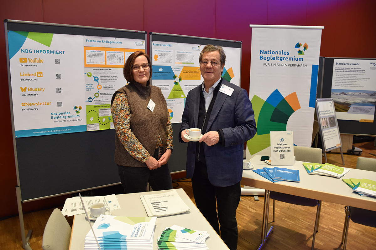 Zwei Personen an einem Informationsstand (4. Forum Endlagersuche (21.-22.11.2025/Hannover) (Quelle: NBG) Zwei Personen an einem Informationsstand (4. Forum Endlagersuche (21.-22.11.2025/Hannover)