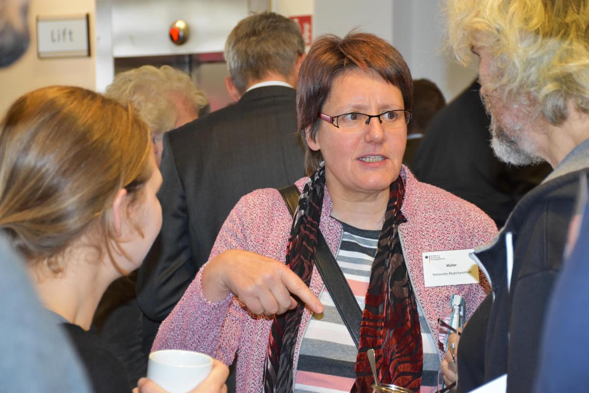 NBG-Mitglied Monika C. M. Müller im Gespräch (Statuskonferenz Endlagerung, 8./9.11.2018 Berlin) (Quelle: Aygül Cizmecioglu) NBG-Mitglied Monika C. M. Müller im Gespräch (Statuskonferenz Endlagerung, 8./9.11.2018 Berlin)