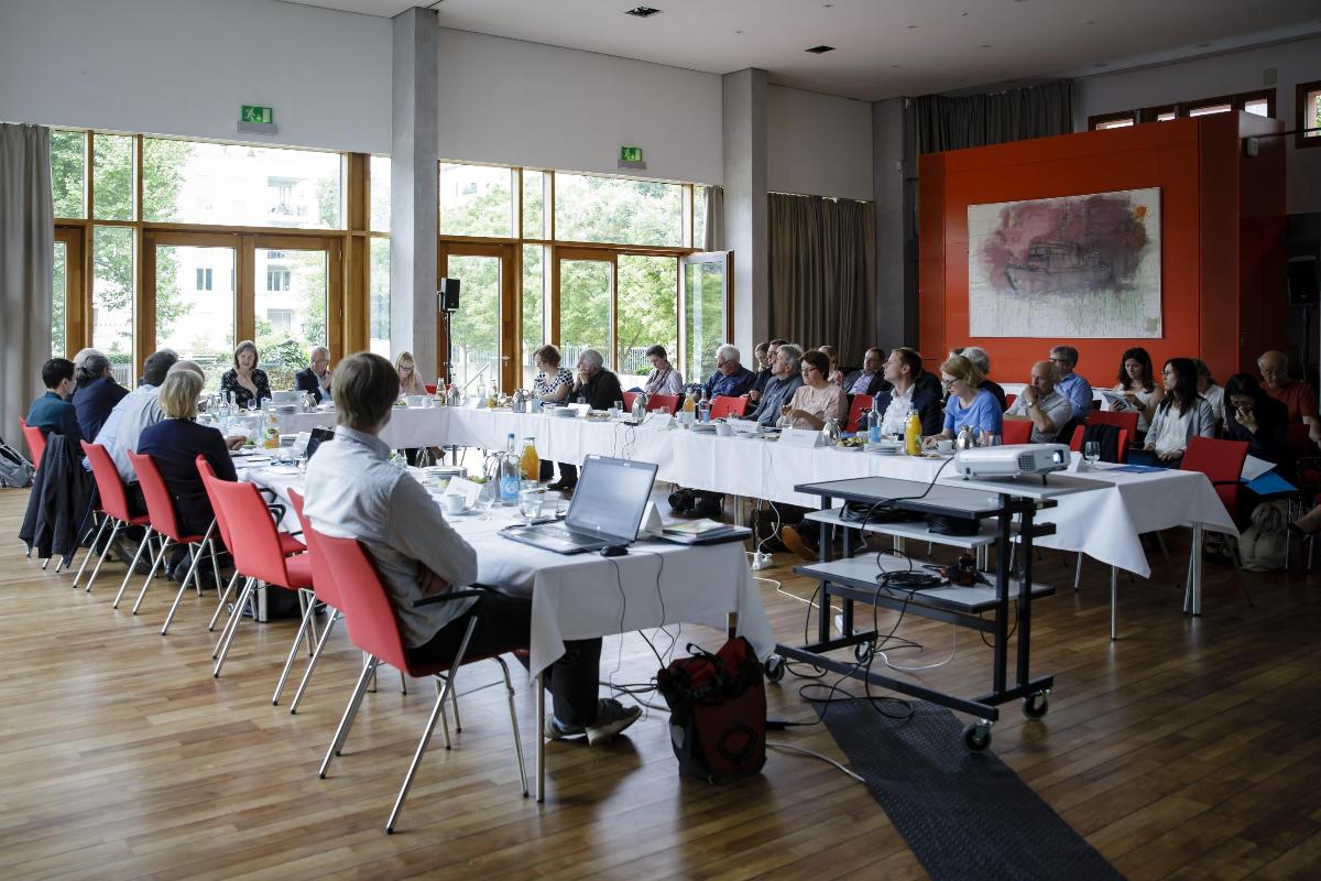 Nationales Begleitgremium stellt in großer Runde 1. Bericht vor (Quelle: Inga Kjer / Photothek) Nationales Begleitgremium stellt in großer Runde 1. Bericht vor