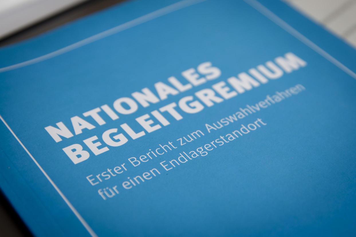 Der erste Tätigkeitsbericht des Nationalen Begleitgremiums (Quelle: Inga Kjer / Photothek) Der erste Tätigkeitsbericht des Nationalen Begleitgremiums